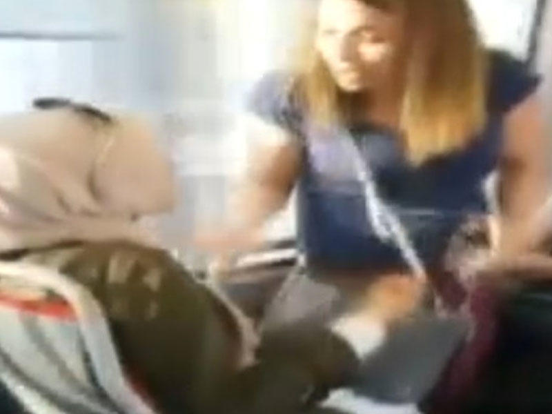 Qadın ona yer verməyən hicablı qızın qucağında oturdu - VİDEO