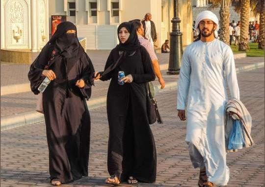 Bakı sakinlərindən yeni qazanc üsulu - turistlərdən belə pul qazanırlar - VİDEO