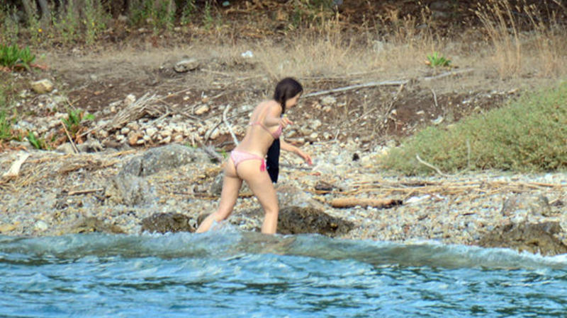Neslihan Atagül bikinidə bu vəziyyətdə yaxalandı – FOTO