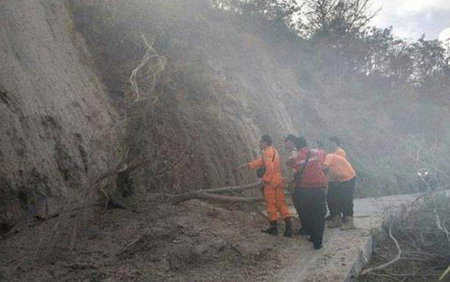 İndoneziyada turistlərin başına iş gəlib