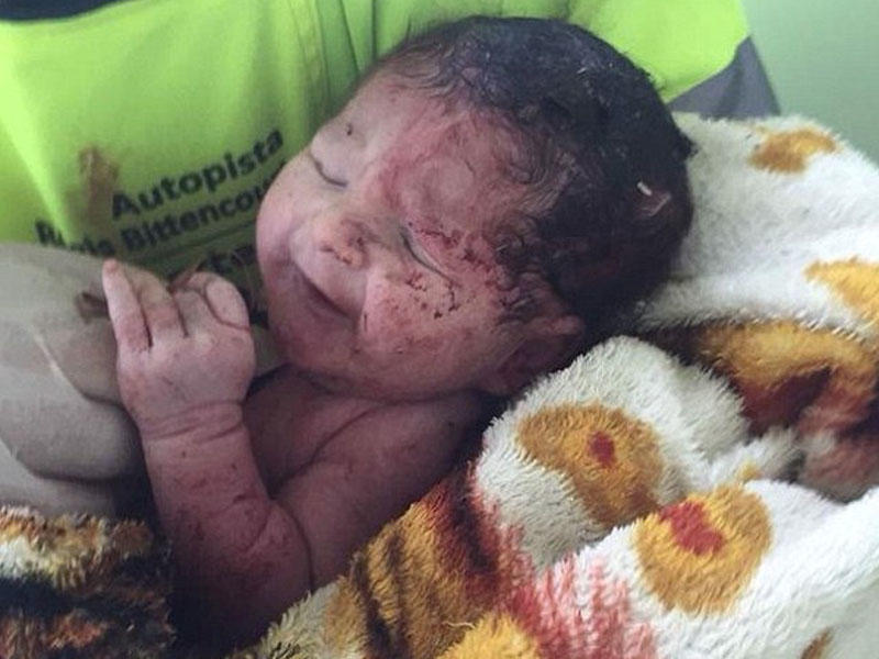 Şok kadrlar: avtomobil qəzasında qız doğuldu - VİDEO