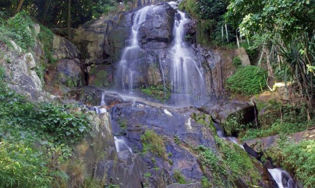 Selfi edən turist şəlalədən yıxıldı - VİDEO