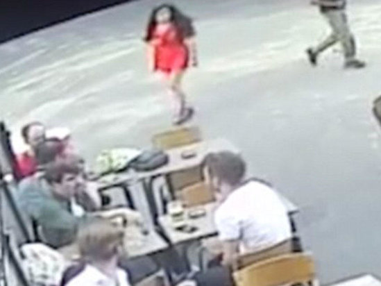 22 yaşlı qız kafedə döyüldü: O kişini tapın! - VİDEO