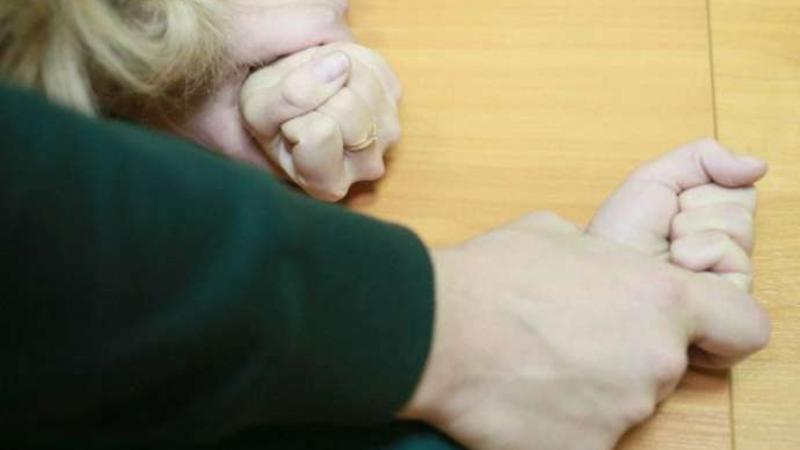 Əri Rusiyada olan kəndlisinin evinə girdi, qadını yerə uzatdı və... - Kürdəmirdə 2 kişidən AĞLASIĞMAZ ƏMƏL