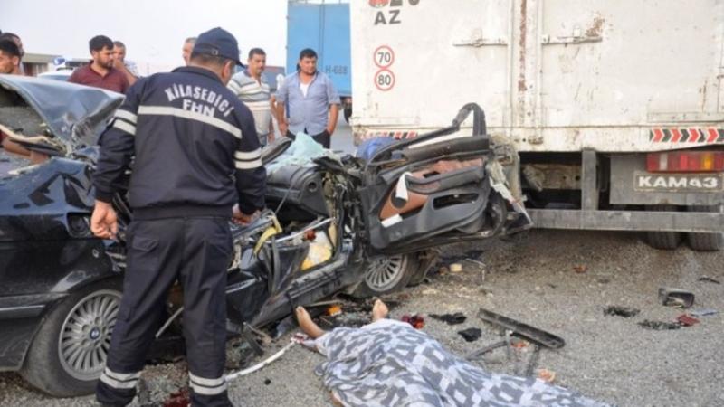 Bir ailənin 3 üzvünün öldüyü, 4-nün yaralandığı dəhşətli qəzanın GÖRÜNTÜLƏRİ - VİDEO