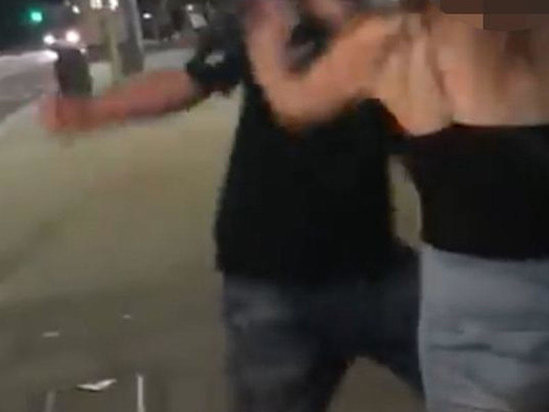 Oğlan qadını dirsəyi ilə yerə sərdi - VİDEO