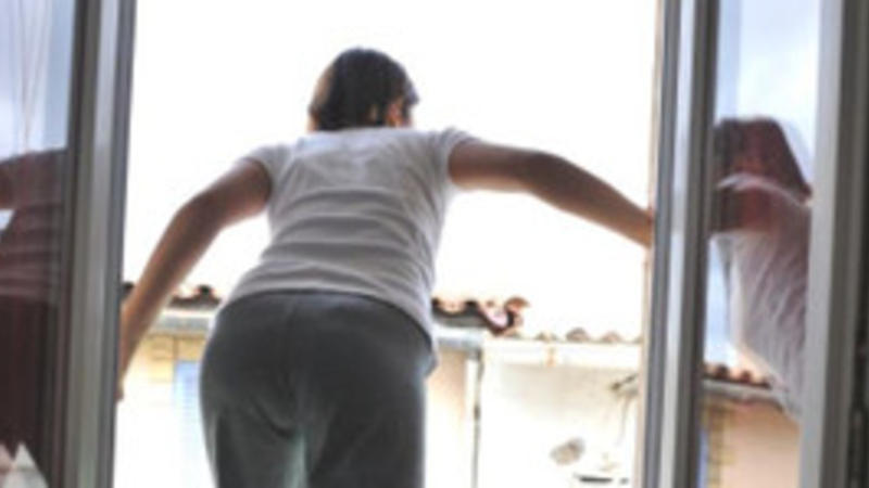 Yasamalda gənc qız özünə intihar etdi