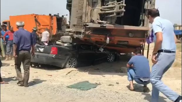 Bakıda zibildaşıyan maşın aşdı: Yaralılar var - VİDEO