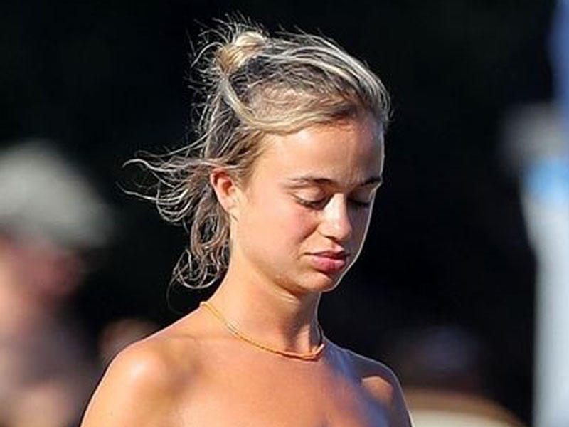 Çimərlikdə büsqaltersiz gəzən model paparassilərə