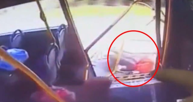 Dəhşətli qəza anı - sərnişinlər avtobusdan asfalta yıxıldılar - VİDEO