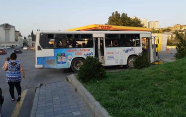 Sərnişinlə dolu avtobusla yanacaq dolduran sürücü cərimələndi - Video