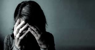 Əsəb gərginliyi keçirən kişi yolda tanımadığı qızı zorladı - VİDEO