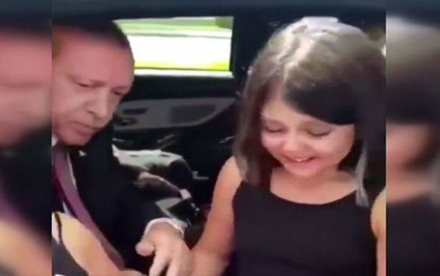 Ərdoğan “Rəcəb baba” çağıran qıza görə kortejini saxlatdırdı - Video