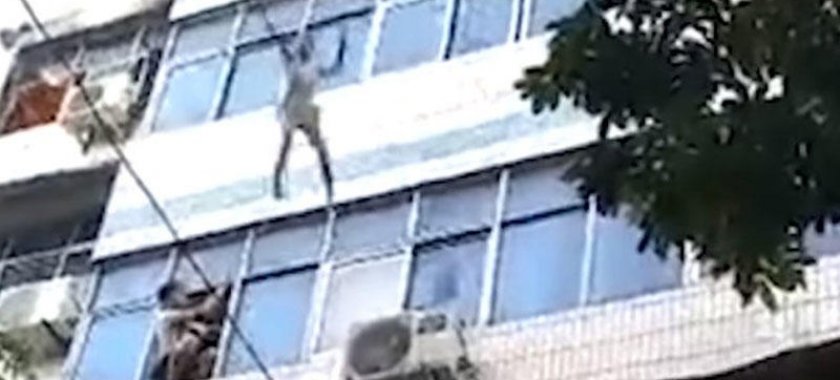 Ailə faciəsi: İki uşağını pəncərədən atan ana evdə can verdi - VİDEO