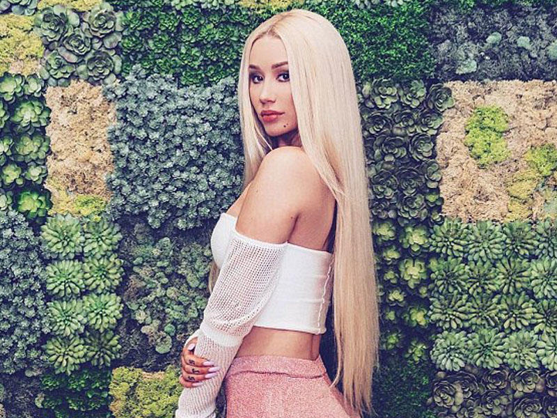 Müğənni lüt soyundu, 2 min dollarlıq çanta ilə çəkildi - FOTO