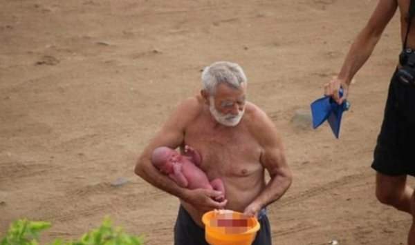 Turist körpəsini dənizdə doğdu: Balkondan baxanlar isə... – FOTOLAR