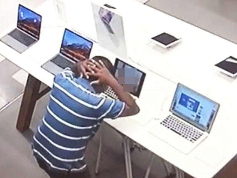 Mağazada PORNO FİLM izləyən müştəri kameraya düşdü - Satıcı yaxınlaşanda ... - VİDEO