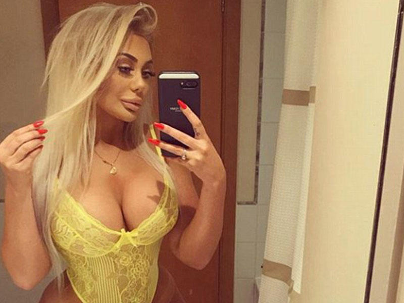 Şou ulduzu soyundu, fotolarını yaydı - FOTO