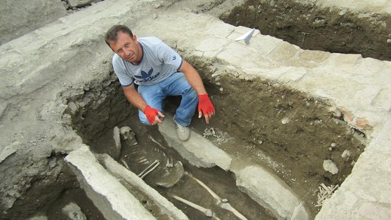 Balakəndə kənd sakinin həyətində xristian qəbirləri aşkarlandı - FOTO