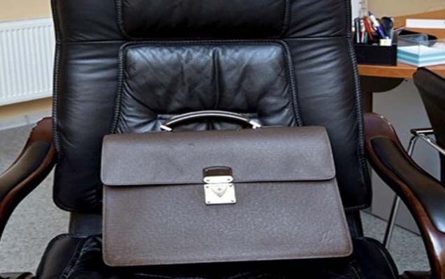 Beyləqanda məmur iş otağında bıçaqlandı