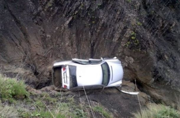 “Mercedes” dərəyə aşdı