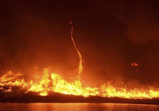 Britaniyada alovlu tornado göründü - VİDEO