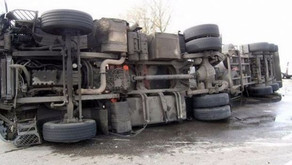 Şəkidə yük avtomobili aşıb, sürücü xəsarət alıb