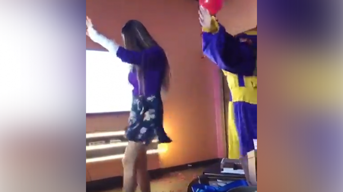 Mini ətəkli aktrisanın klounla şıdırığı rəqsi - VİDEO