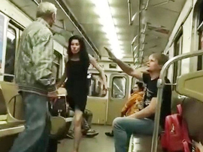 Metroda BİABIRÇILIQ - Sərnişinlərin gözü önündə cinsi əlaqəyə girdilər