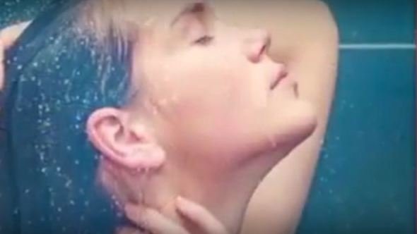 Şampun qapının içinə kamera yerləşdirib, onları çəkirmiş - şok olay