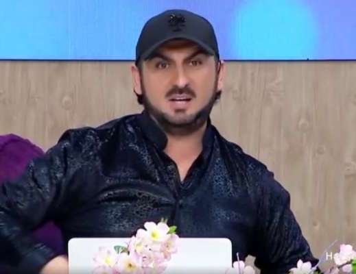 Tolik canlı yayımda kişi müğənnini biabır etdi: O qədər botoks vurdurub ki… - ViDEO