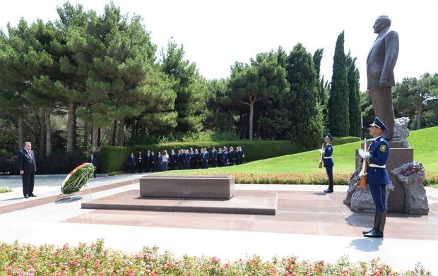 Emoməli Rəhmon Şəhidlər Xiyabanını ziyarət edib - YENİLƏNİB