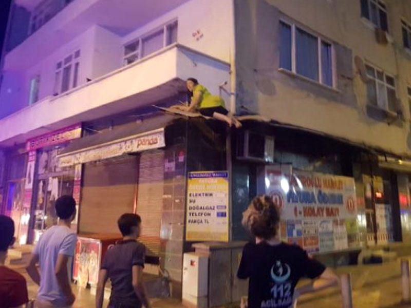 Gecə saatlarında binadan yıxılan qadının həyatını görün nə xilas etdi - VİDEO