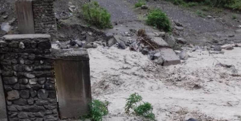 Qaxda sel suları körpünü uçurdu, bir kəndlə əlaqə kəsilidi - VİDEO