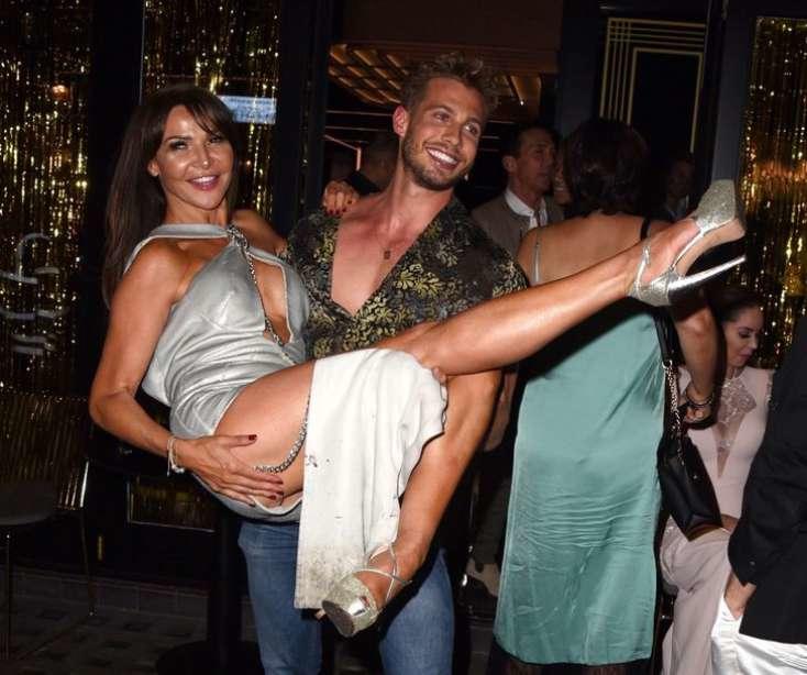 Aparıcı pis duruma düşdü – Alt paltarı göründü