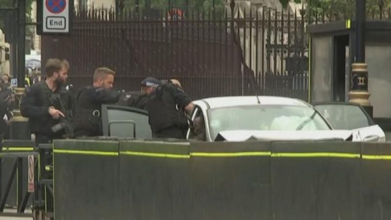 Avtomobil parlament binasının baryerinə çırpıldı - Londonda