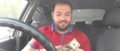 Azərbaycanlı gənc 100 dolları yandırdı: Türkiyəyə dəstək üçün - VİDEO