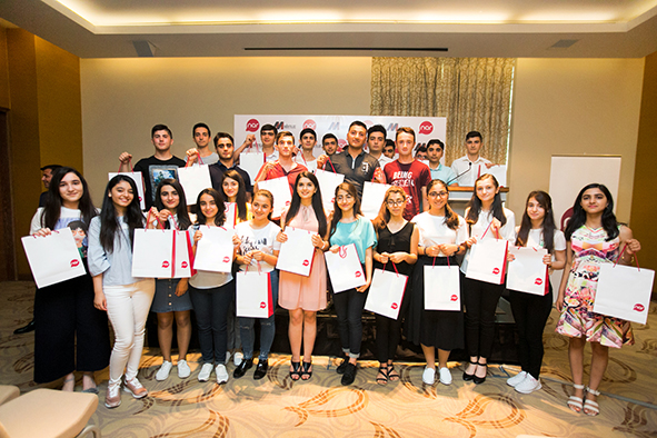 “Nar” qəbul imtahanlarında ən yüksək nəticə göstərmiş abituriyentləri mükafatlandırdı