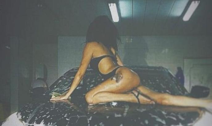 Bakıda soyunub maşın yuyan qız kimdir? - FOTO