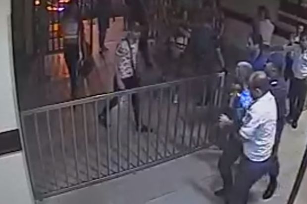 Ermənistanda transseksuallar polisə hücum çəkdilər - VİDEO