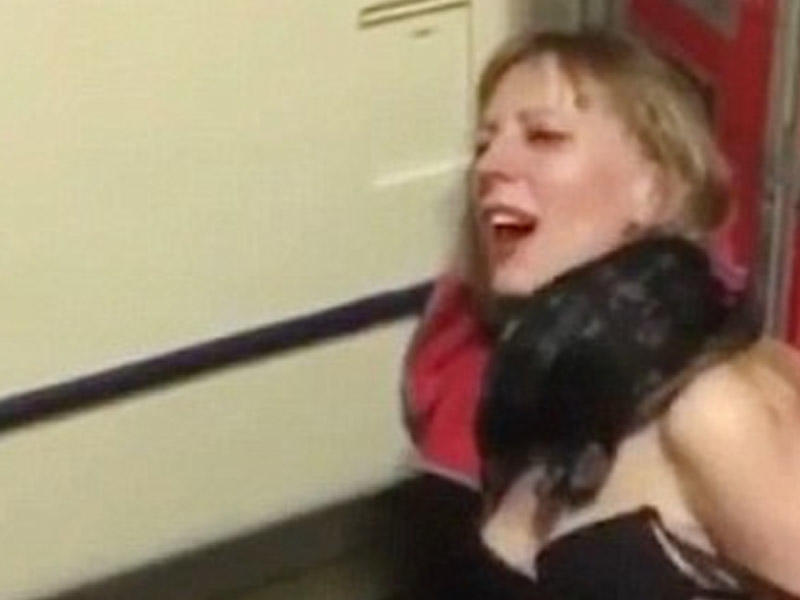 Qadın təyyarədə soyundu, dava saldı - FOTO