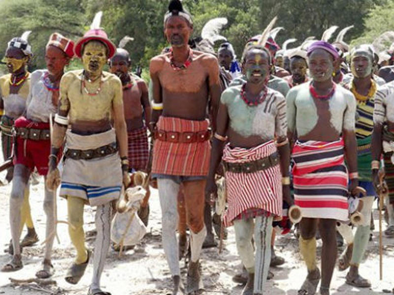 Bu qəbilədə evlənmək üçün döyülmək, inəyin üstündən tullanmaq lazımdır - FOTO