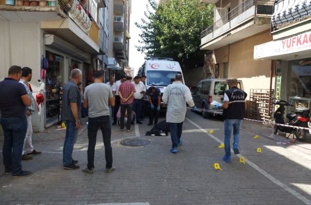 Bacısının sevgilisini küçə ortasında güllələdi - Dəhşətli anın VİDEOSU