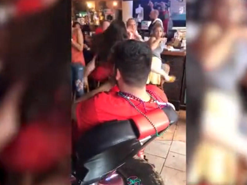 Qadın ofisiantlar dalaşdı: Toxunma mənə, it qızı - VİDEO - FOTO