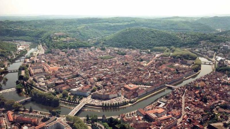 Bu şəhərdə küçədə oturmaq QADAĞAN EDİLDİ