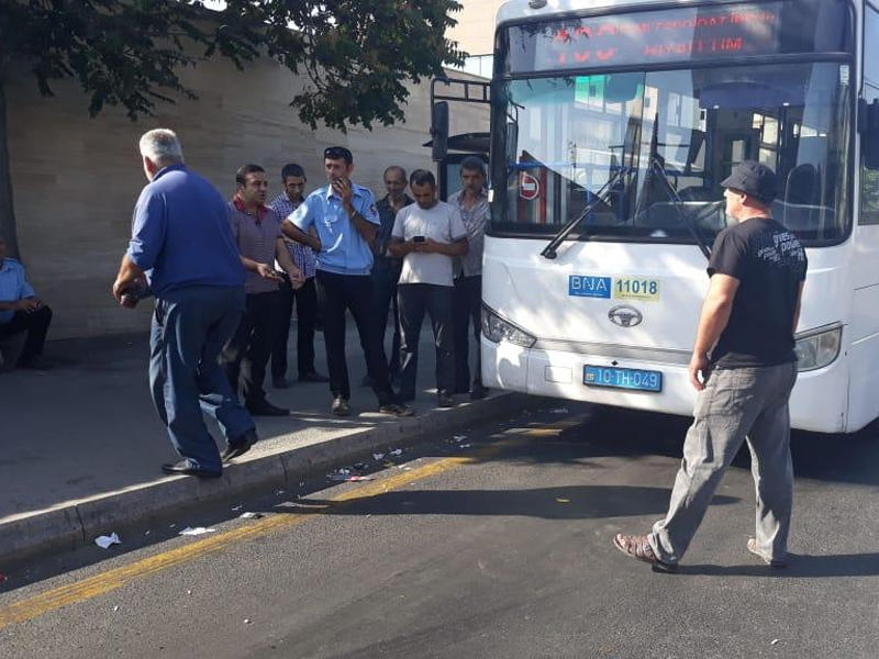 Bakıda “avtobus manyakı” peyda olub: Bıçağı qarnınıza soxacağam – VİDEO