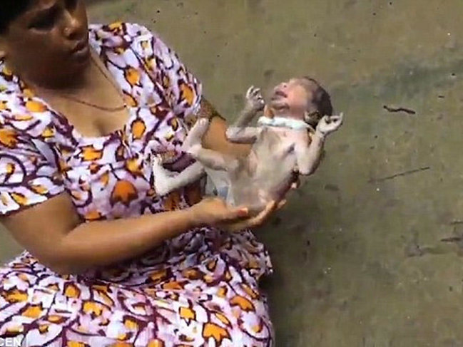 ŞOK KADRLAR: körpə kanalizasiyadan sağ çıxarıldı - VİDEO