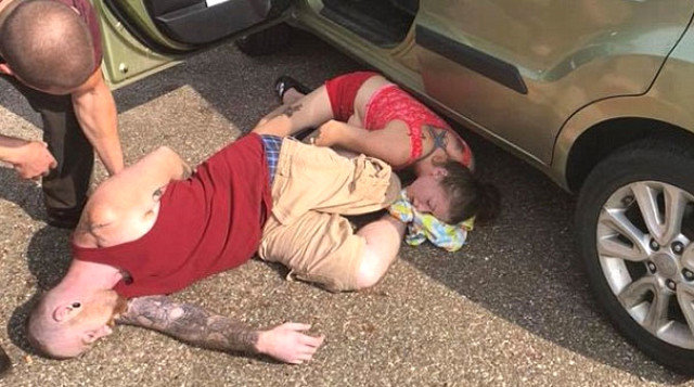 Ata-anası narkotik komasına girdi, maşındakı 1 yaşlı uşaq... - Dəhşətli FOTOLAR