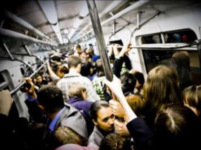 İstidən şikayətlənən qadın metroda soyundu - FOTO