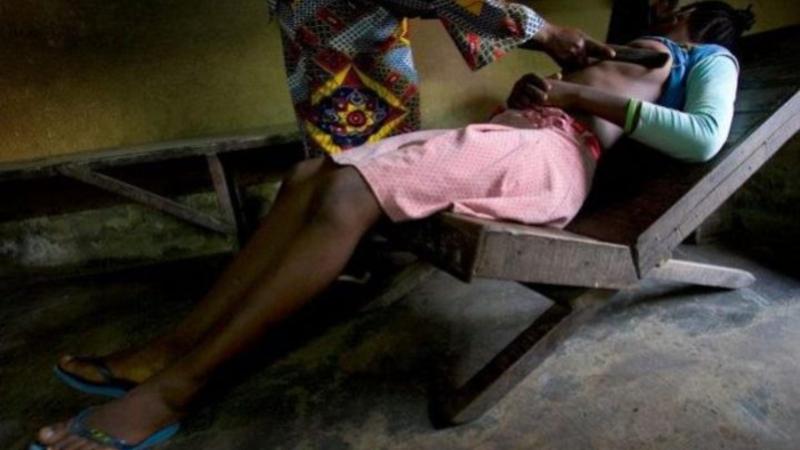 Yetkinlik yaşına çatan qızların sinəsini kəsirlər - DƏHŞƏTLİ FOTOLAR